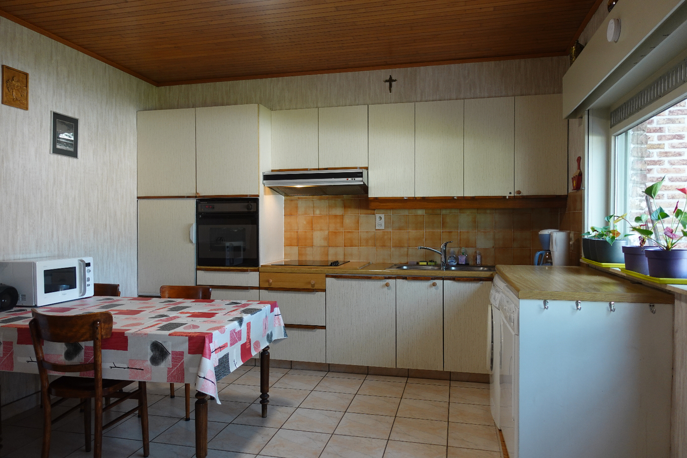 Ruime hoekwoning met 4 slaapkamers en dubbele garage 