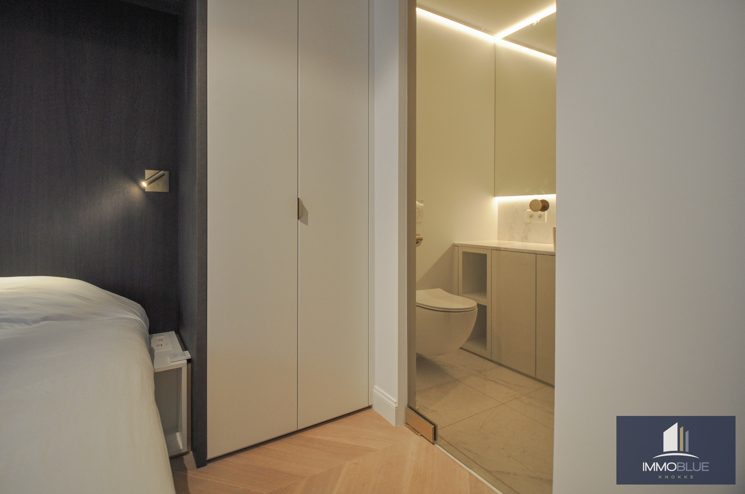 Hoogwaardig volledig gerenoveerd appartement met zijdelings zeezicht en zicht op de Kustlaan. 