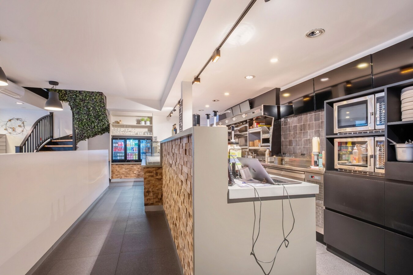 Uniek &amp; Instapklaar handelspand met woonst in Heule te koop ! 