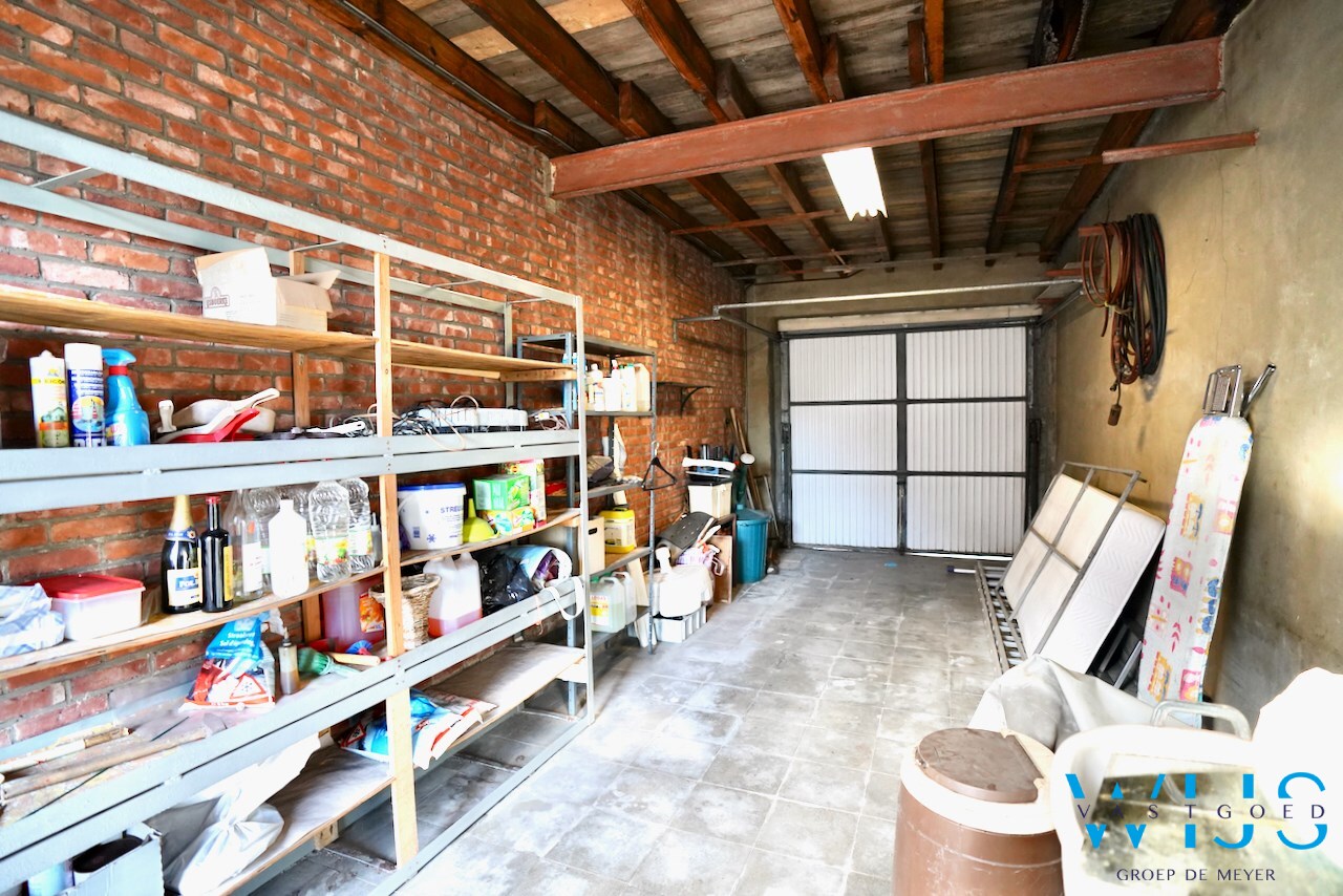 Op te frissen woning met tuin &amp; 2 garages te Rieme ! 