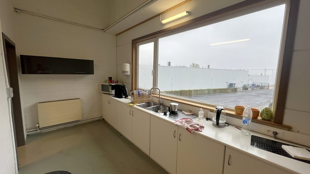 Magazijn met rolbrug en kantoren nabij N47 in Zele