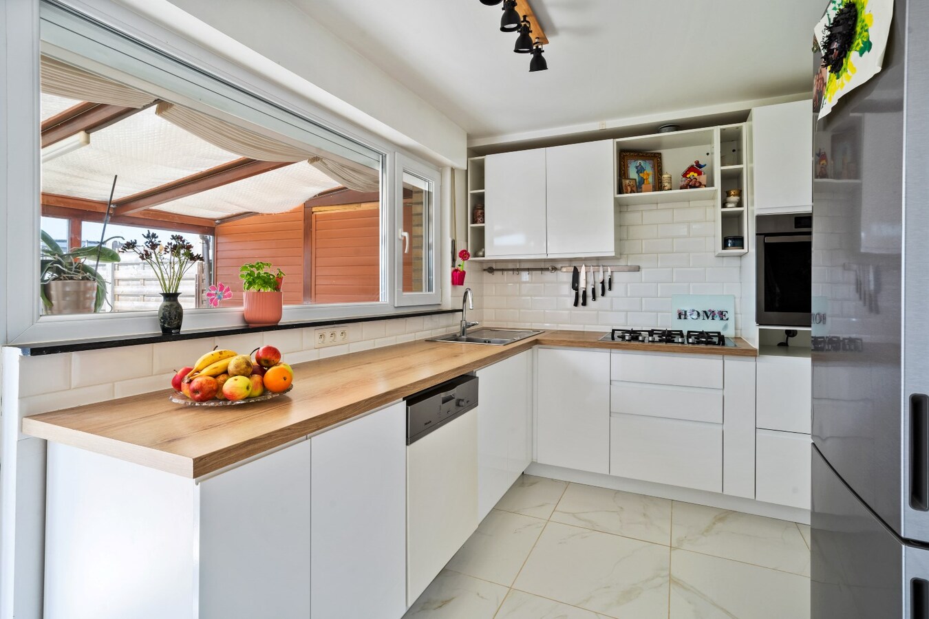 Prachtig gelegen halfopen woning met garage en prachtige landelijke verzichten. 