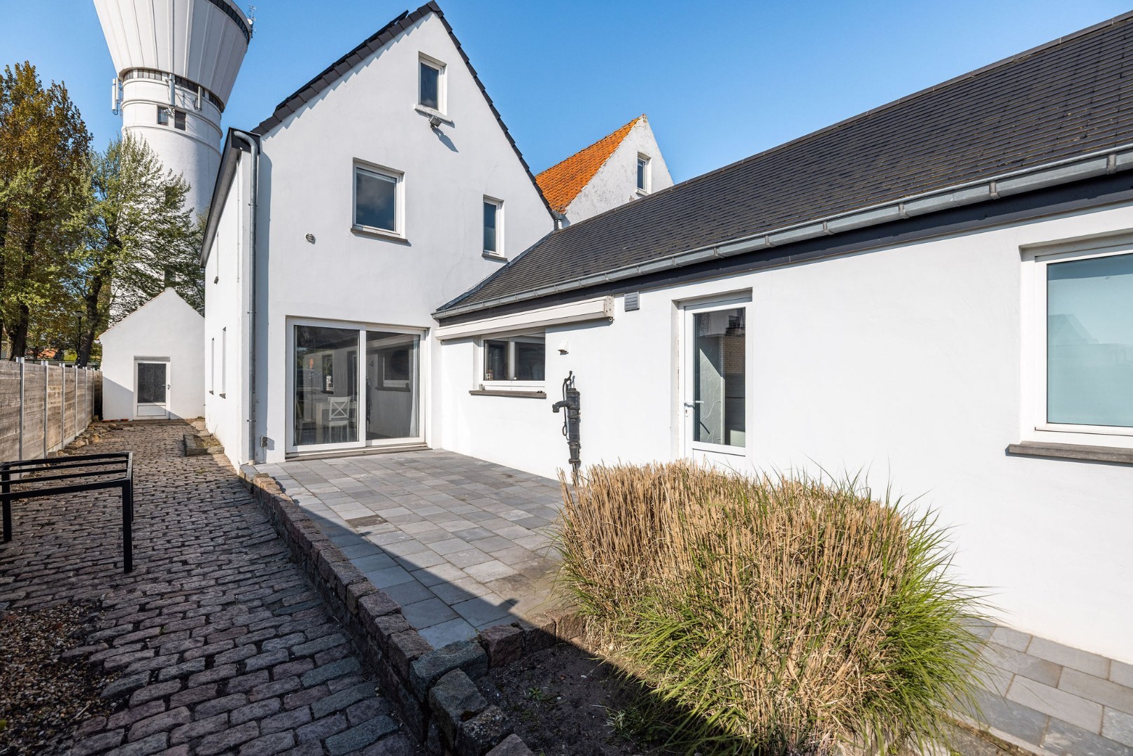 Authentieke woning met zonnige tuin, garage en bouwgrond 