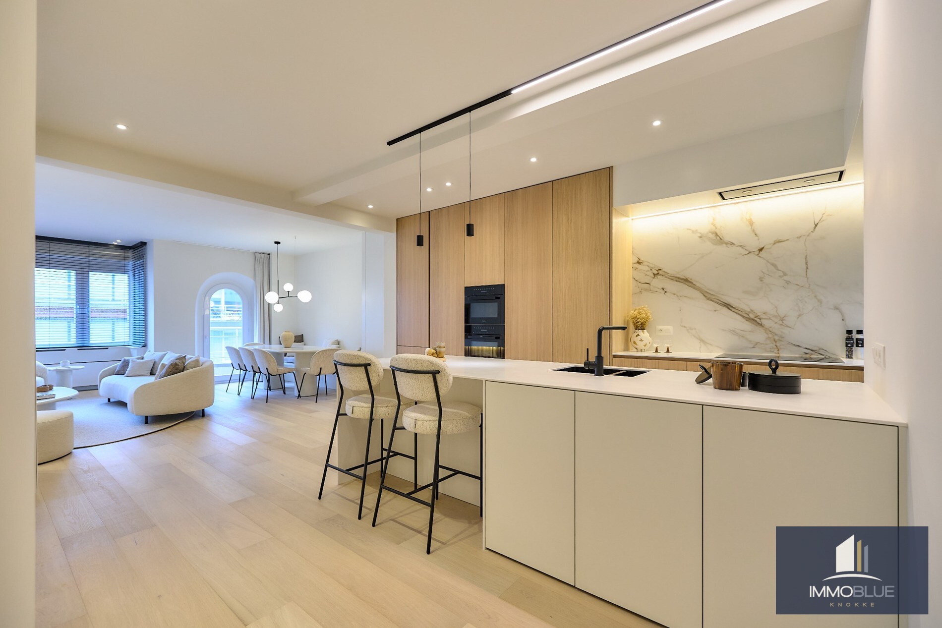 Appartement spacieux, entièrement rénové, avec quatre chambres et vue latérale sur la mer, situé à proximité de la Place Van Bunnen. 