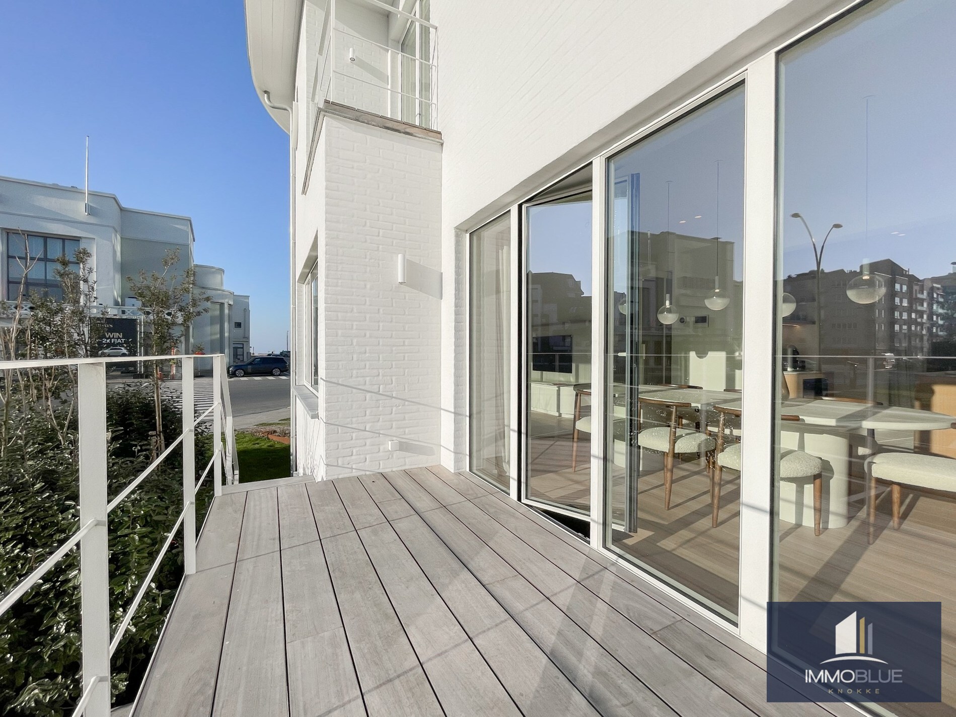 Exclusieve villa: Uitzonderlijk volledig gerenoveerde villa met frontaal zeezicht. 