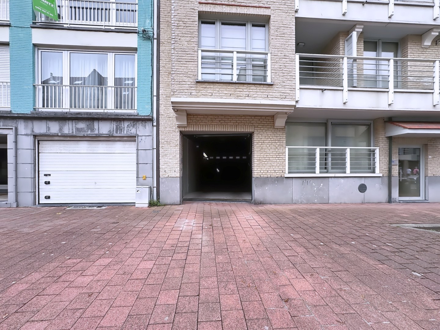 Centraal gelegen en makkelijk in te rijden dubbele autostandplaats 