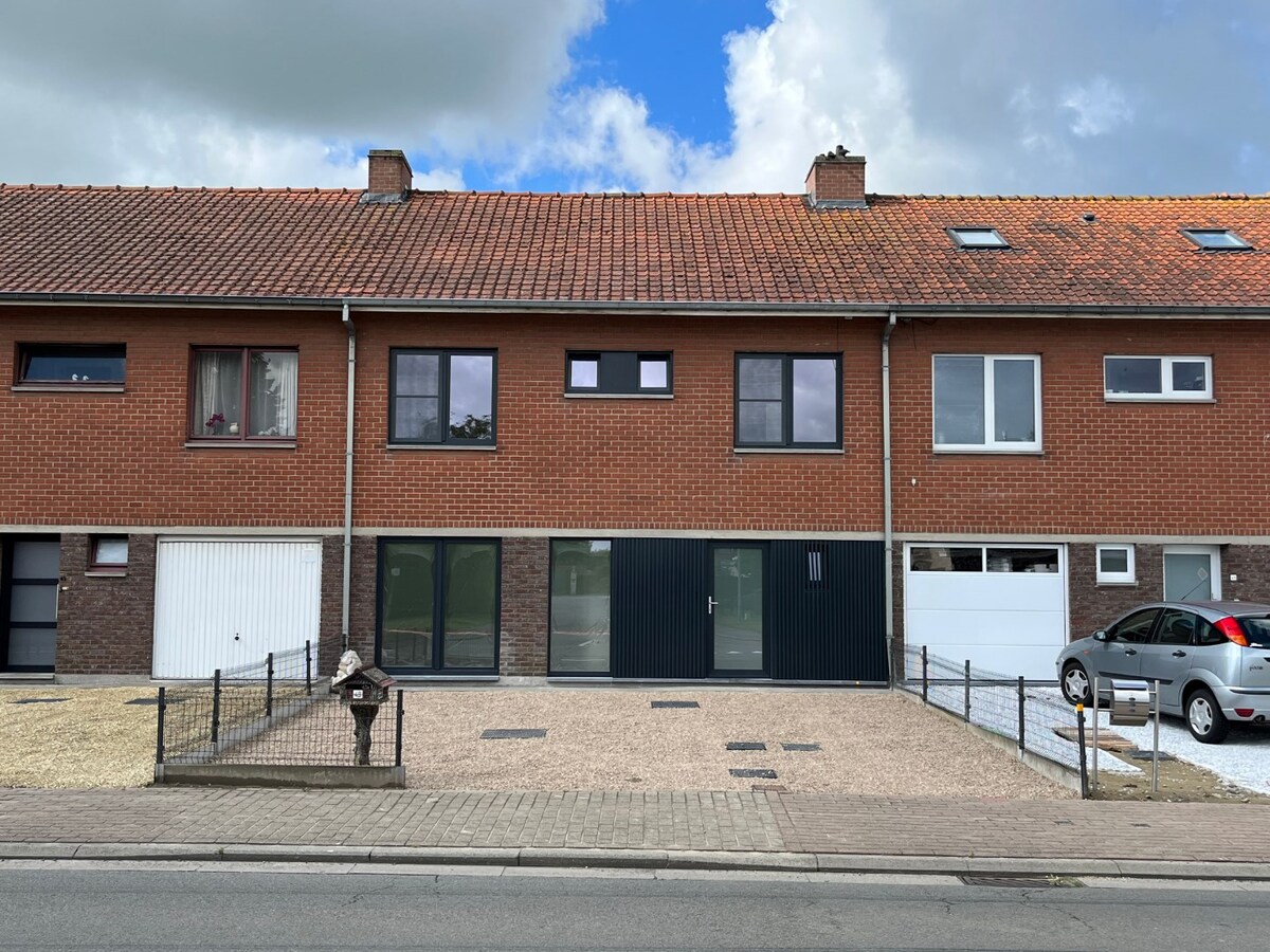 Energetisch gerenoveerde, ruime gesloten bebouwing te Kruisem 