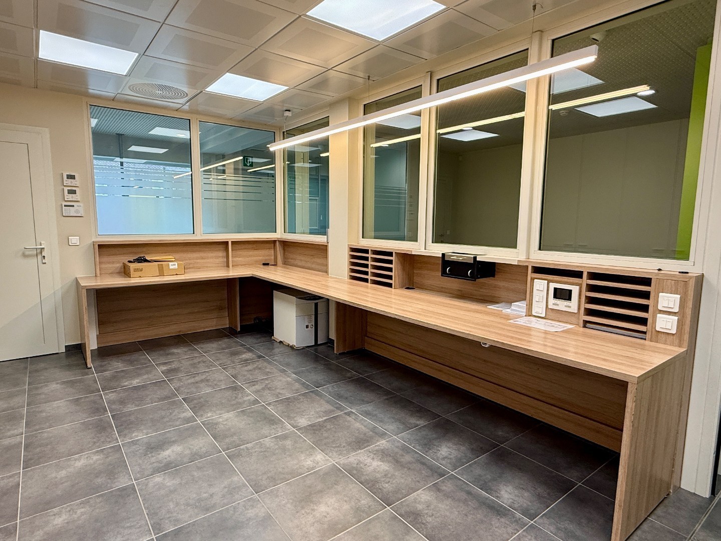 Modern handelpand/kantoor in centrum Oostakker (Gent) 