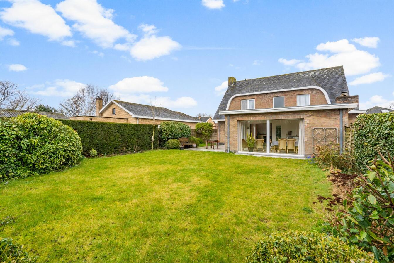 Woning met 5 slaapkamers op 832 m² in rustige straat te Oudenburg 