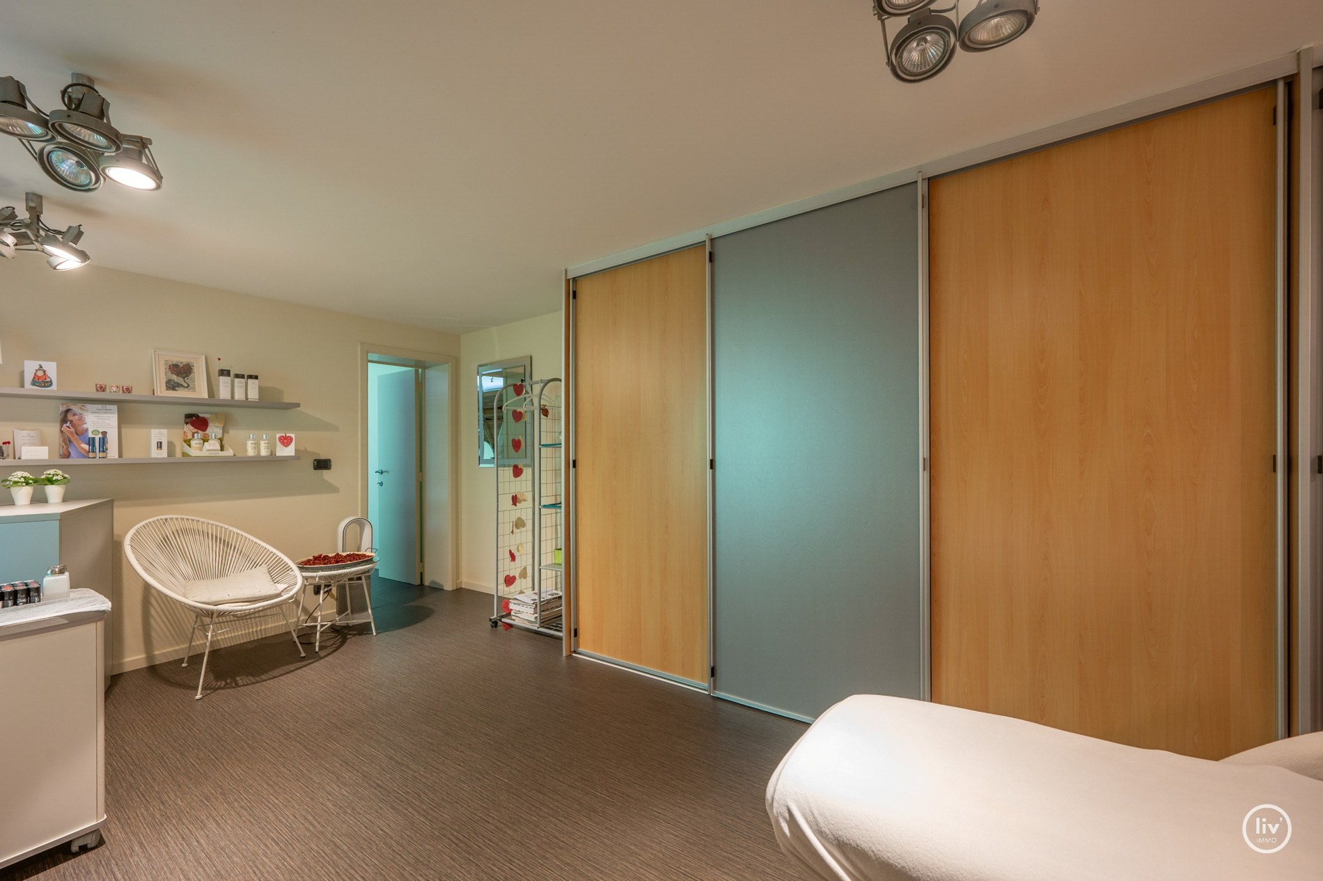 Fraaie bel-étage woning in het centrum van Knokke met Schoonheidssalon op het gelijkvloers. 