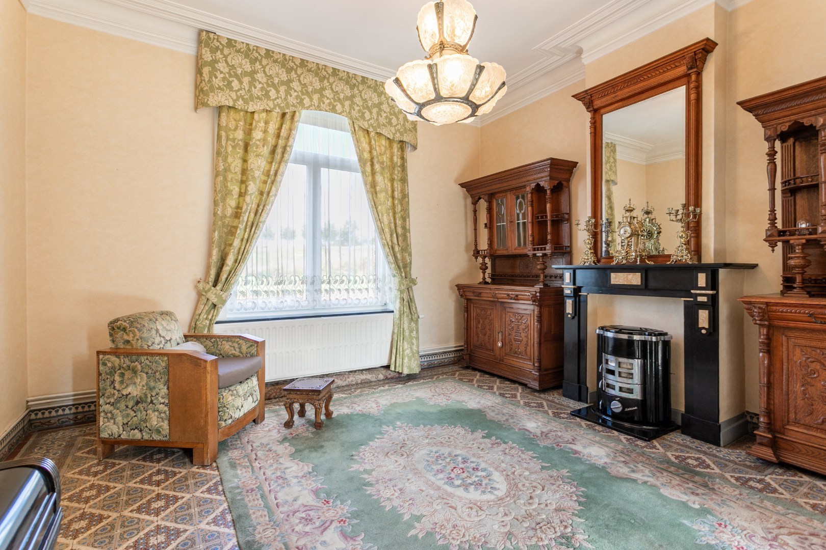 Karaktervolle, te renoveren herenhuis met enorm potentieel te Gooik 