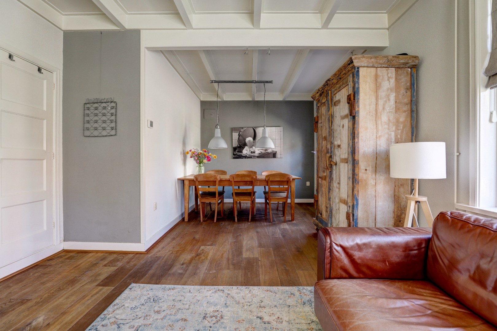 Vrijstaande woning met diepe zonnige tuin, overkapping en royale bijgebouwen 