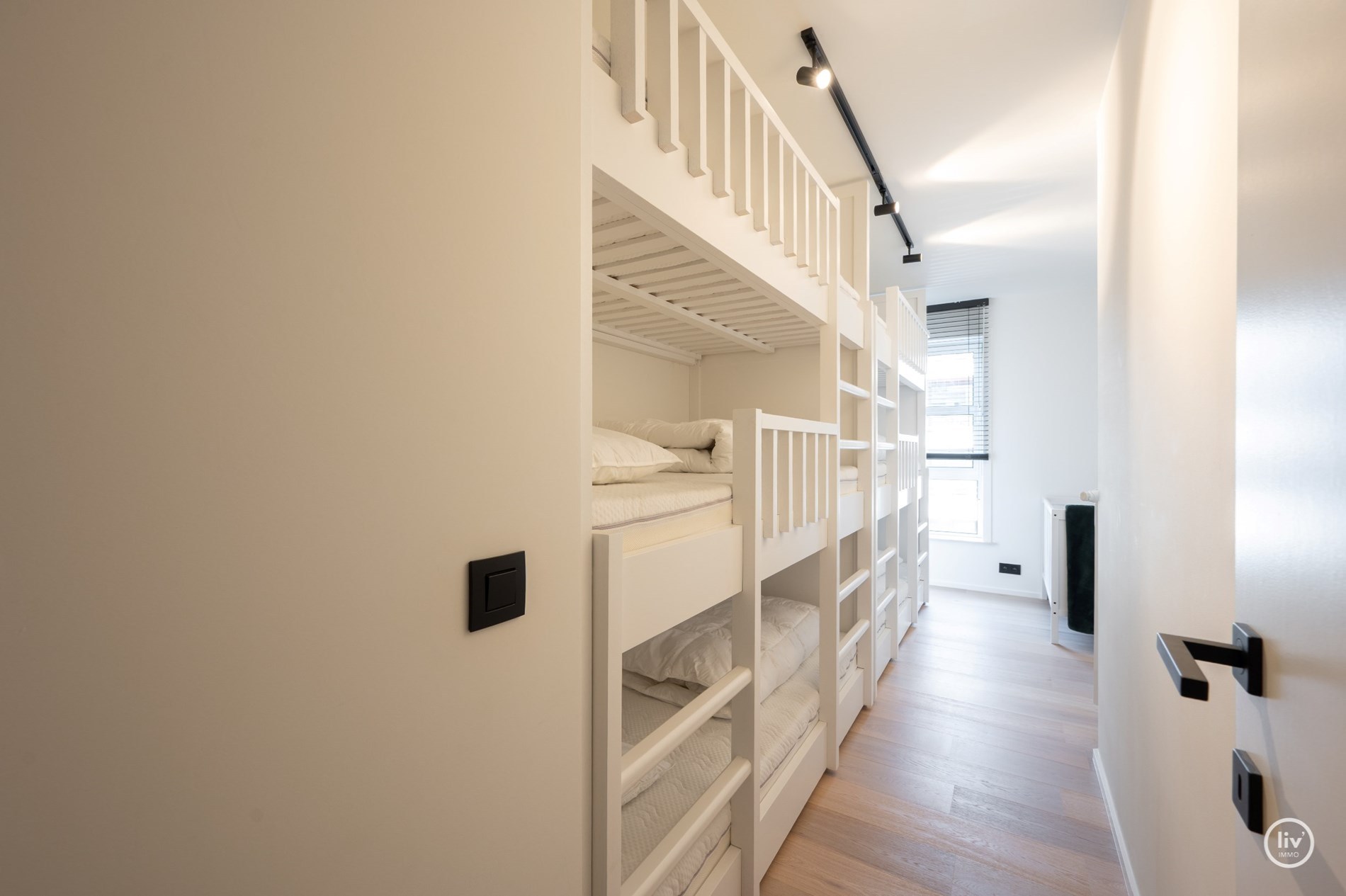 Instapklaar 3-kamer appartement op wandelafstand van de Lippenslaan met zuidgericht-terras. 8m gevelbreedte ! 