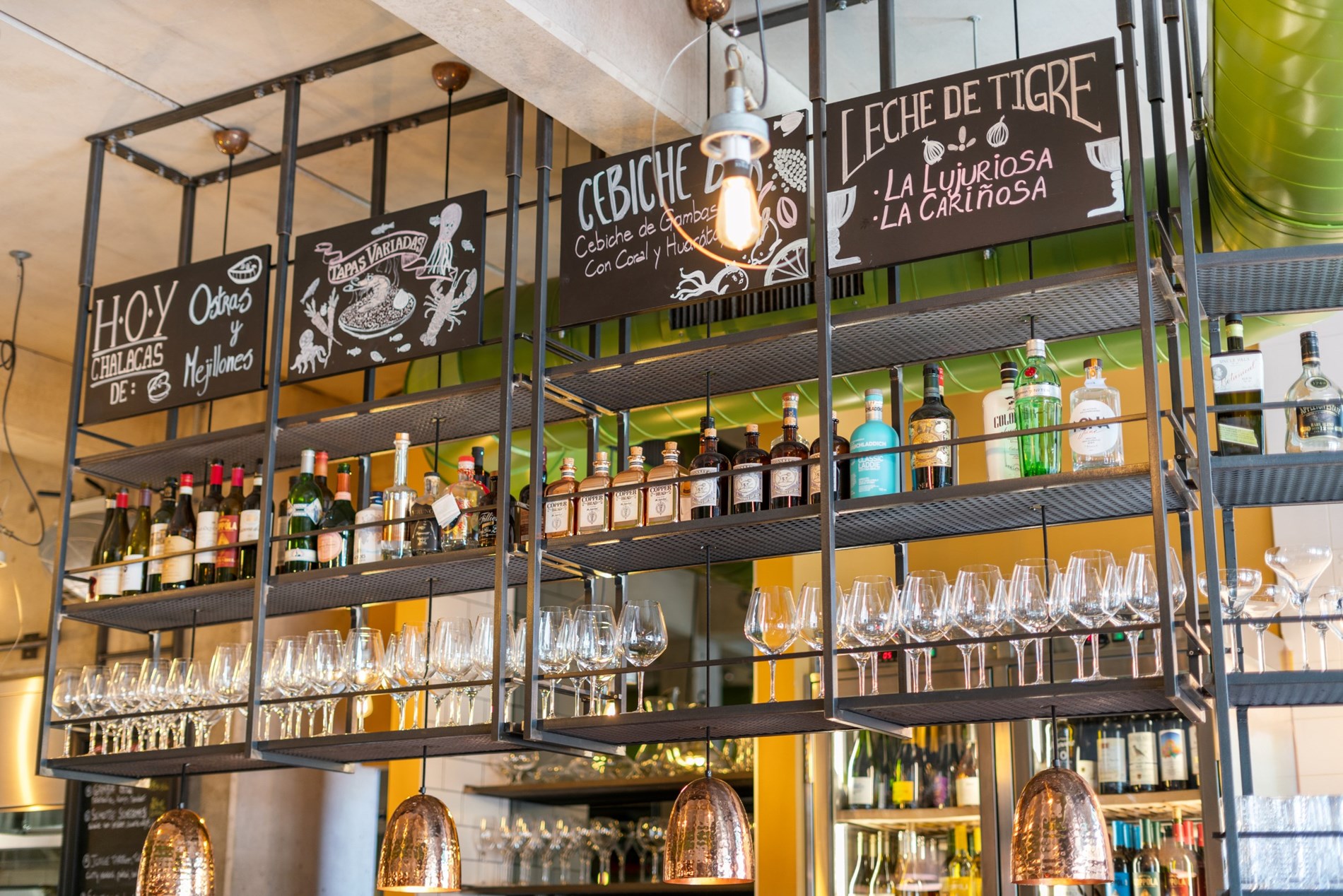 Magnifique local commercial fini (°2015), aménagé en restaurant équipé de toutes les technologies récentes et en excellent état, situé au centre de Knokke, à proximité de l'avenue Lippens et du marché 