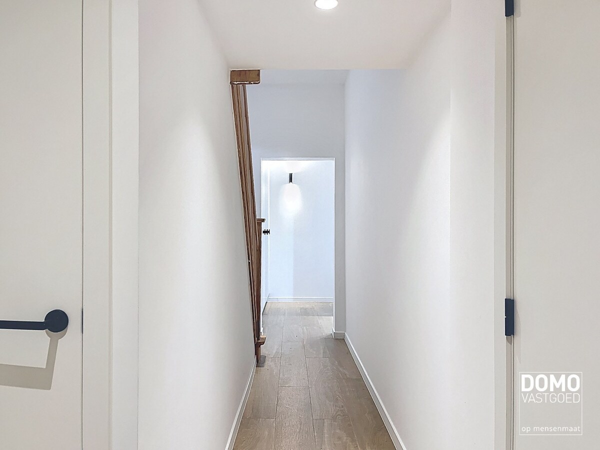 Instapklare totaalrenovatie met luxueuze afwerking, 4 slaapkamers en zuidgerichte tuin 