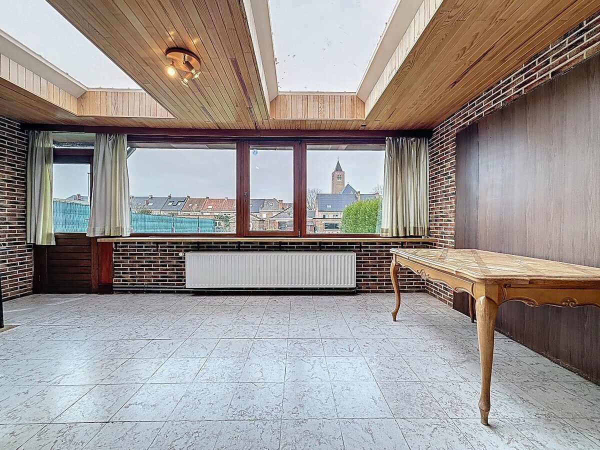 Op te frissen (gezins)woning met garage en tuin te Bevegem 