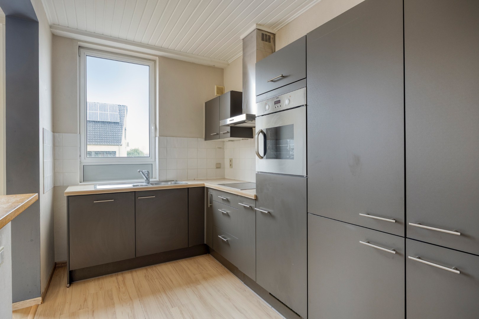 Building met handelspand en duplexappartement met 3 slpk. nabij het centrum van Leopoldsburg 