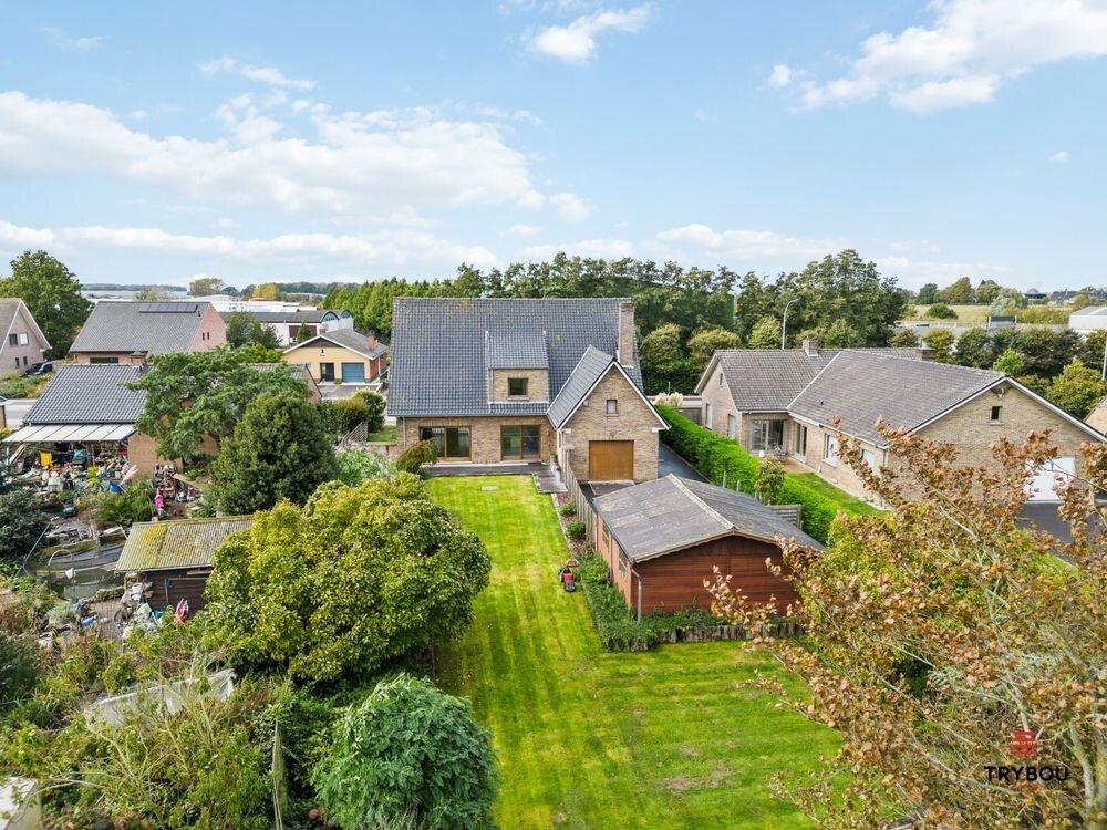 Ruime karaktervolle villa met 3 garages op 1099m² 