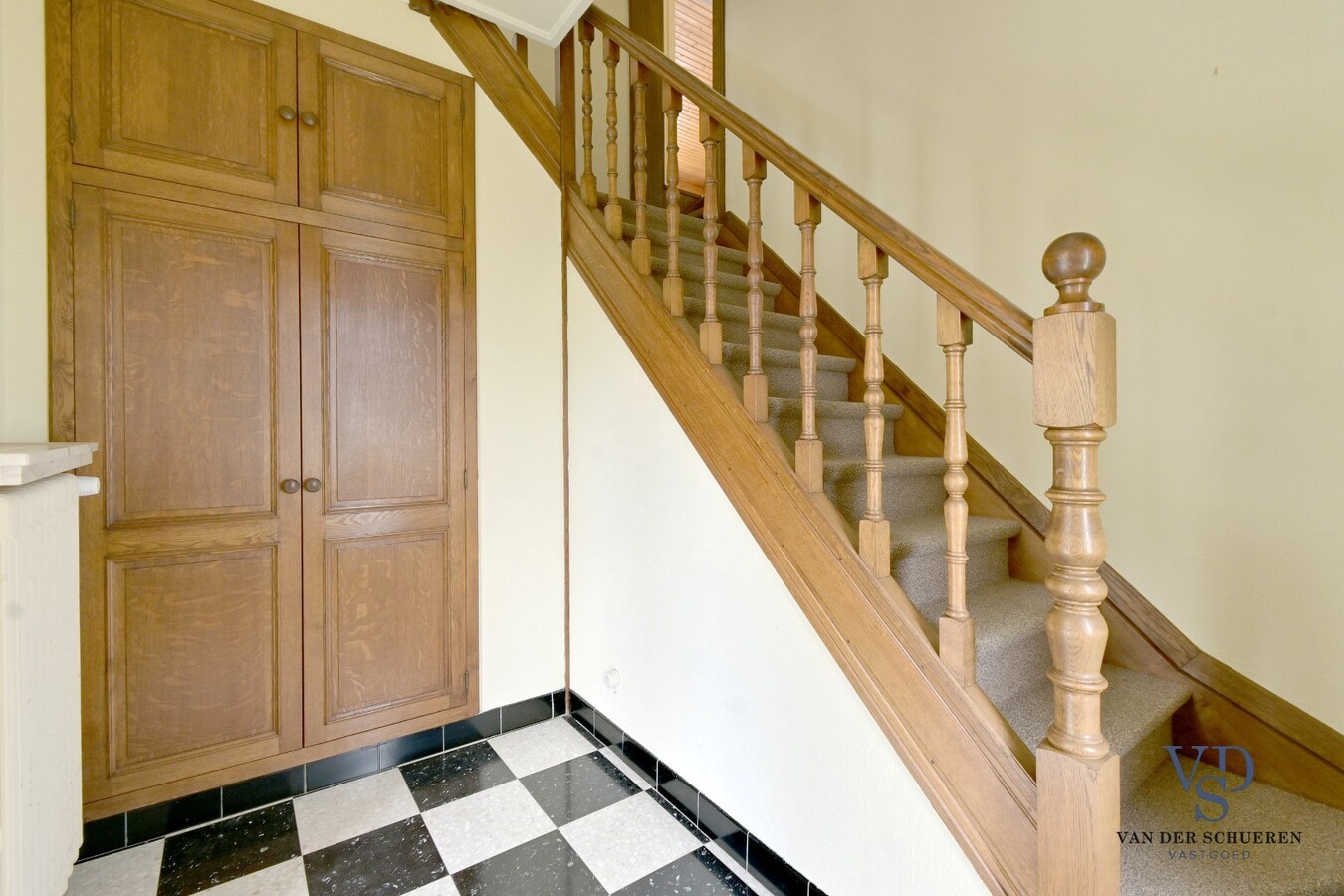 Ruim landhuis met tal van mogelijkheden. 