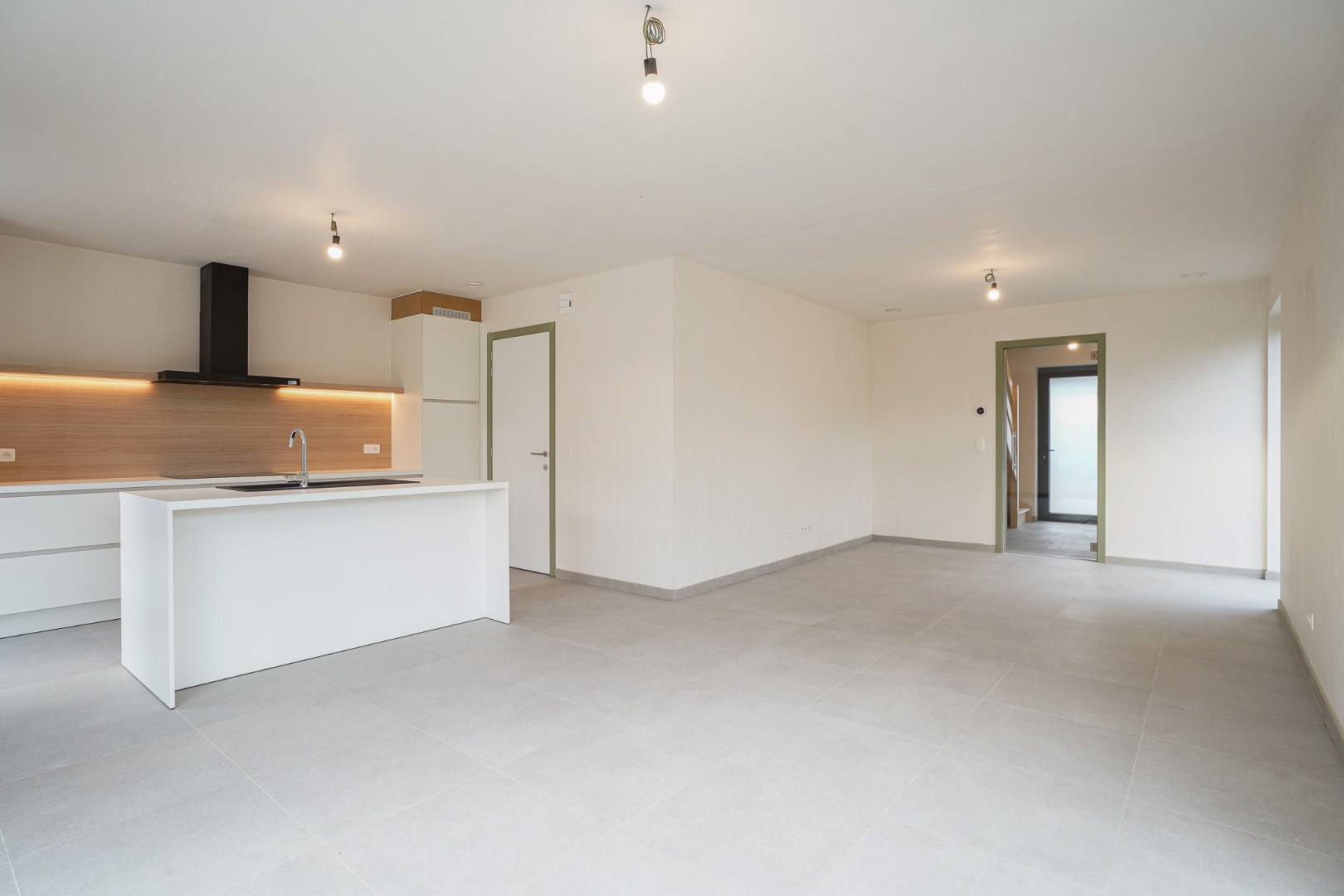 Moderne halfopen nieuwbouw woning op 356 m² met hoogwaardige afwerking 