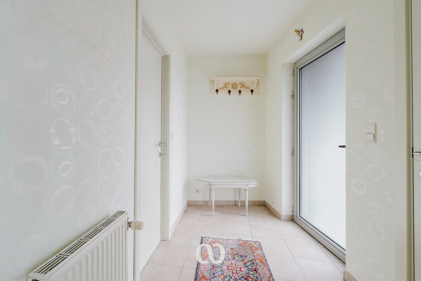 Instapklaar gelijkvloers appartement met private ingang en directe toegang tot de garage 