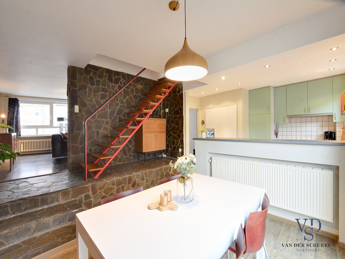 Ruime, degelijke bel-étage nabij Sint-Pieters-station. TOPPER !! 