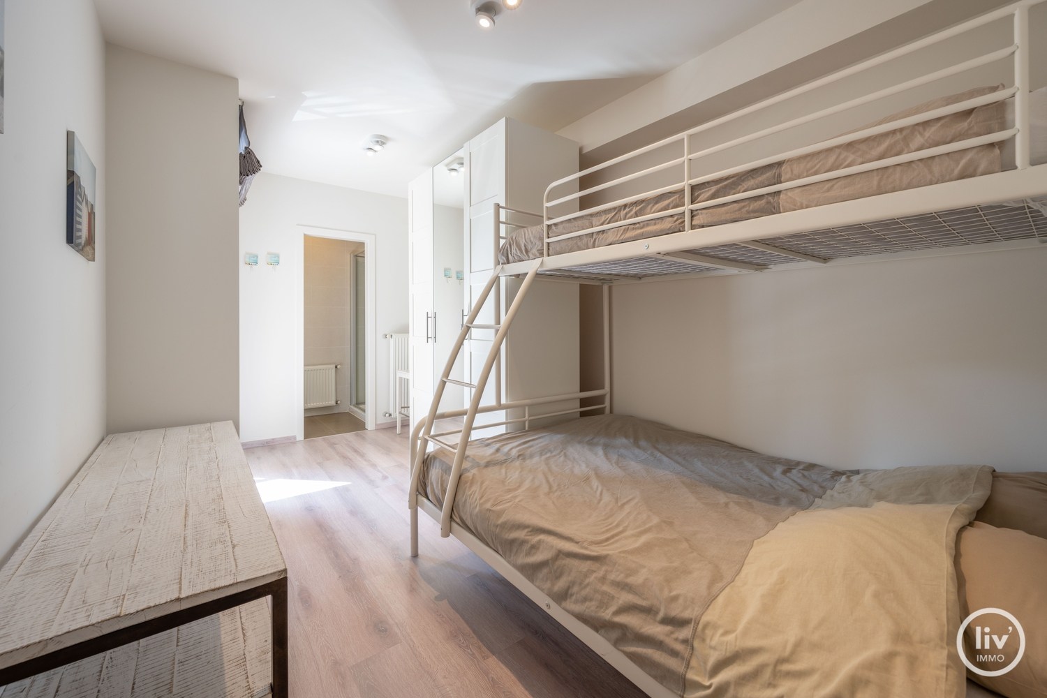 MEUBLÉ - Appartement récemment rénové et bien fini de 2 chambres à coucher, situé de manière centrale sur l'avenue Bayaux à Knokke. 