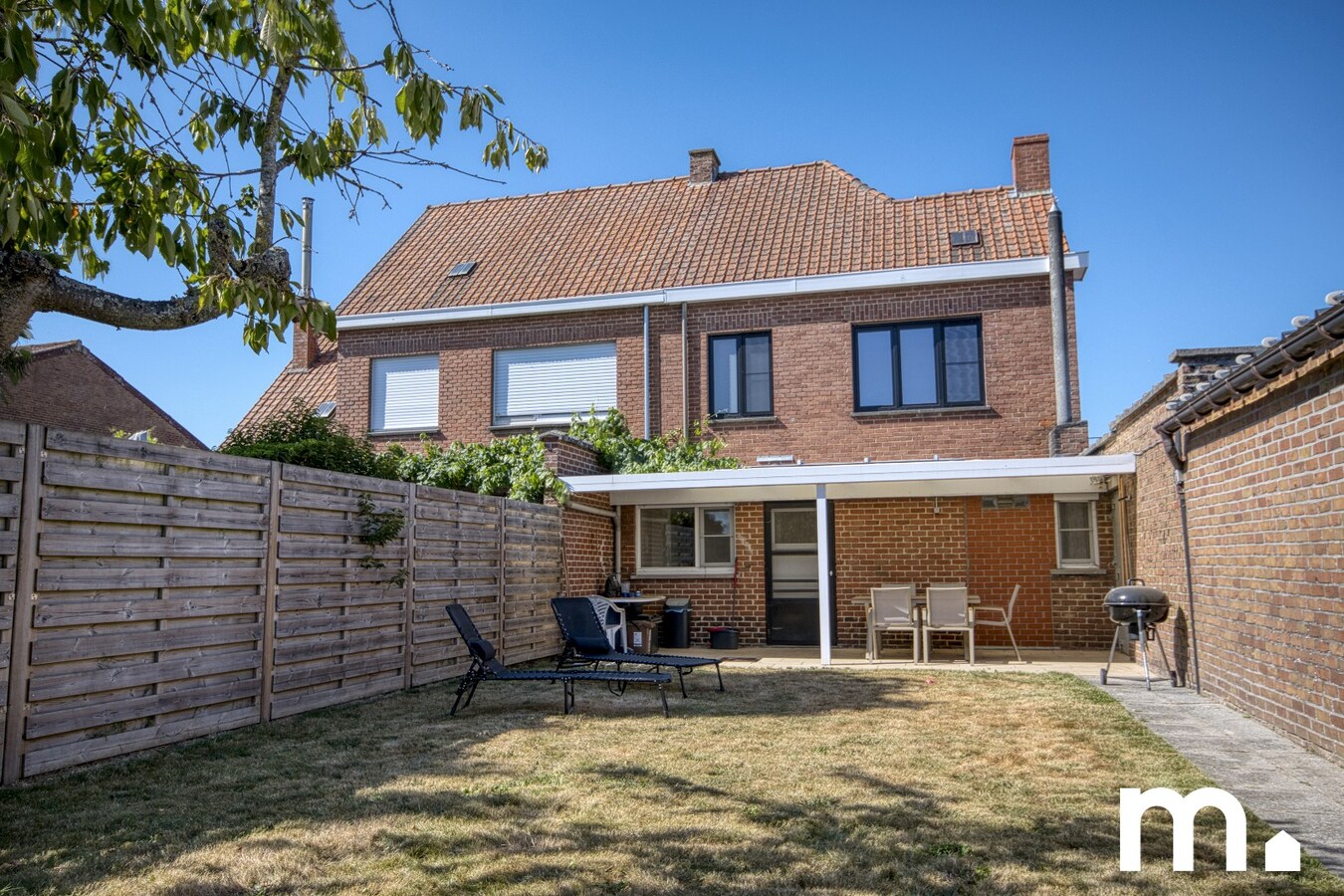 Half open gezinswoning met ruime tuin en garage te koop ! 