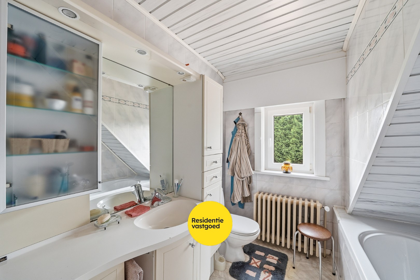 Halfopen woning met 4 slaapkamers, garage en ruime oprit op 429 m² in Oudenburg 