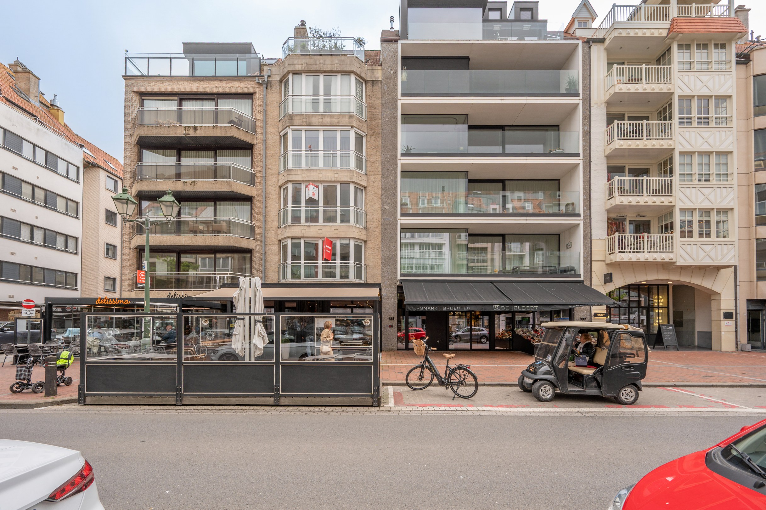 Op te frissen appartement met 2 slaapkamers te koop in het centrum van Knokke 