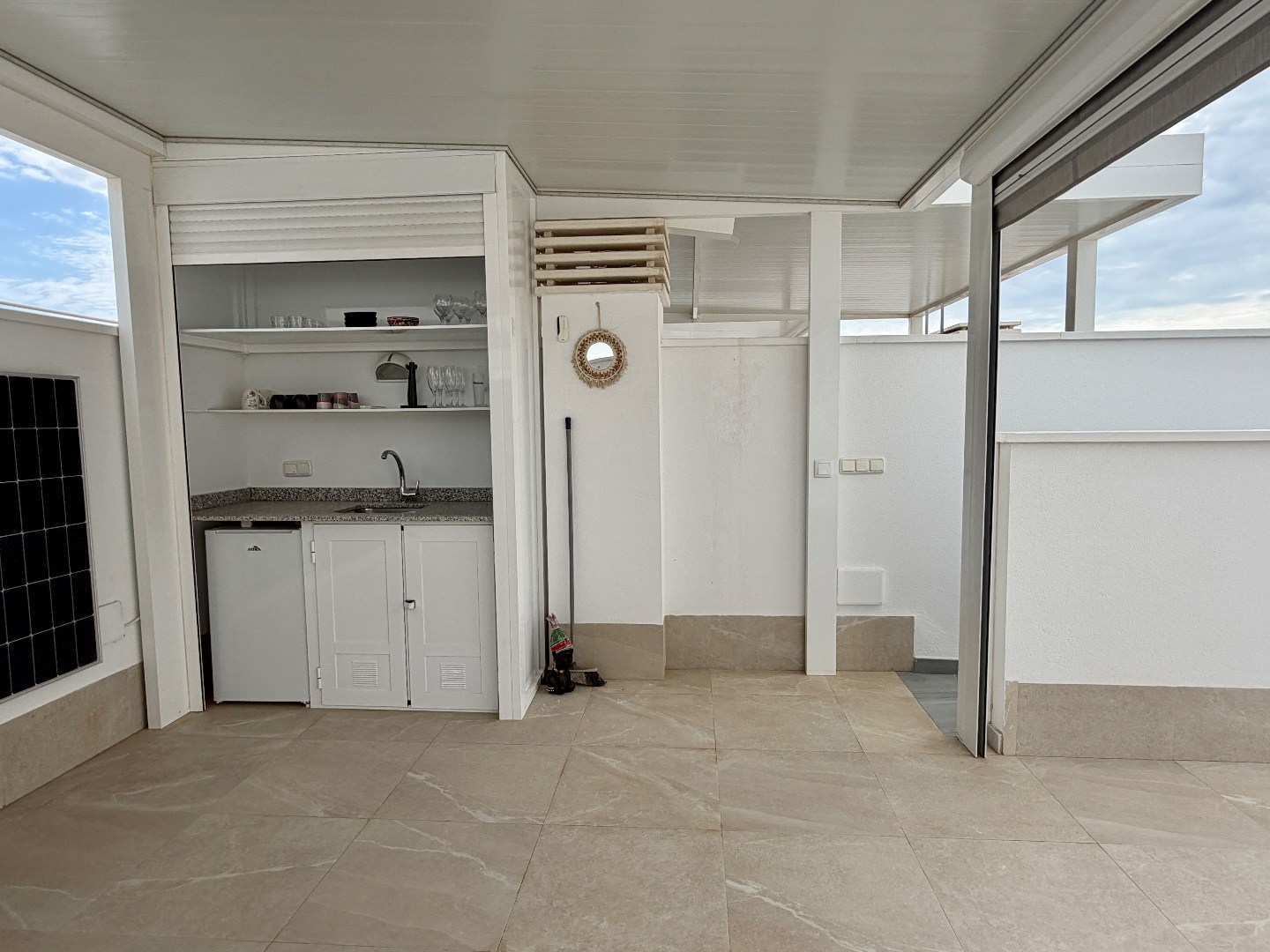 Buitenkeuken met overkaping met ledverlichting 