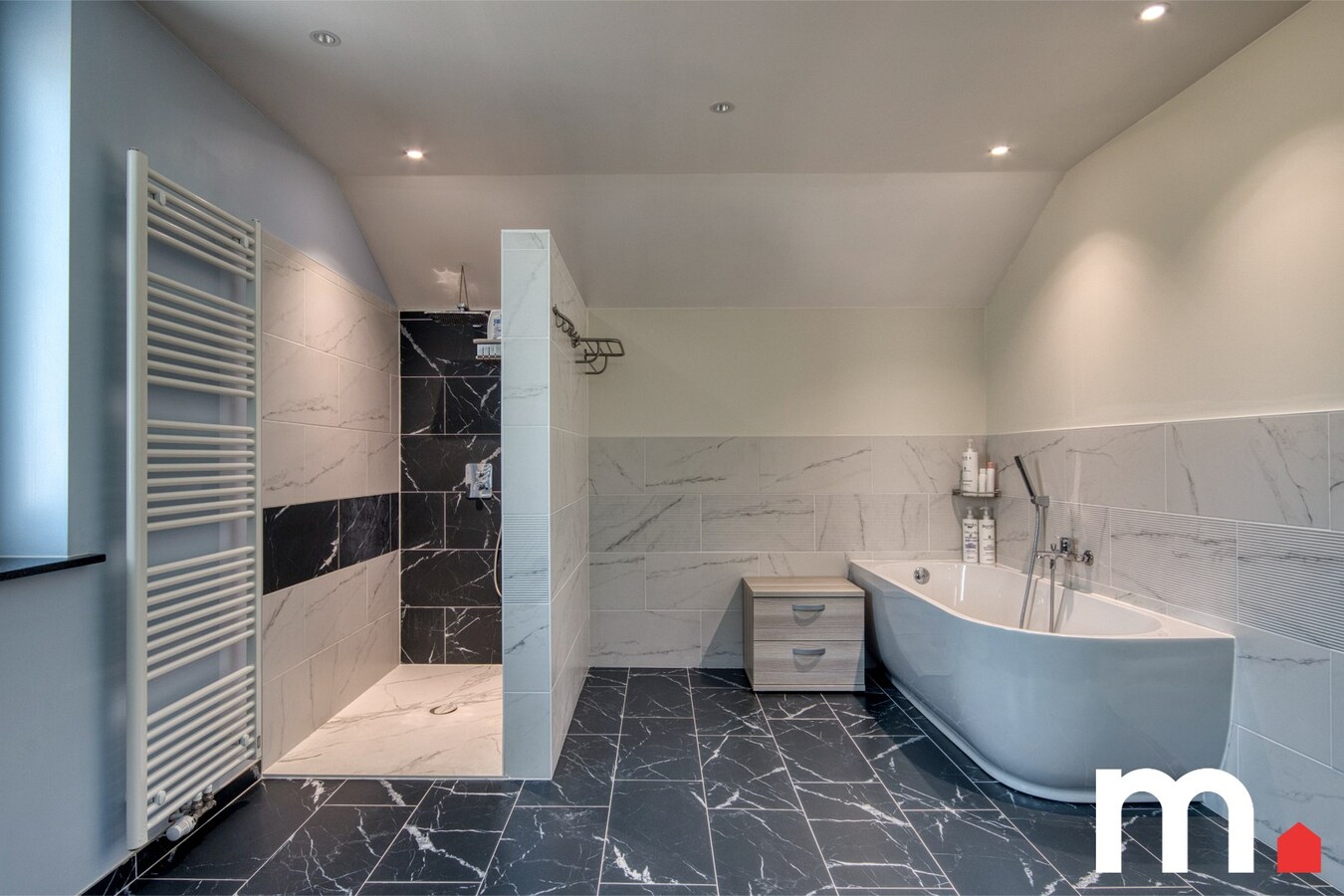 Gerenoveerd centraal gelegen woonst met praktijkruimte te Moorsele ! 