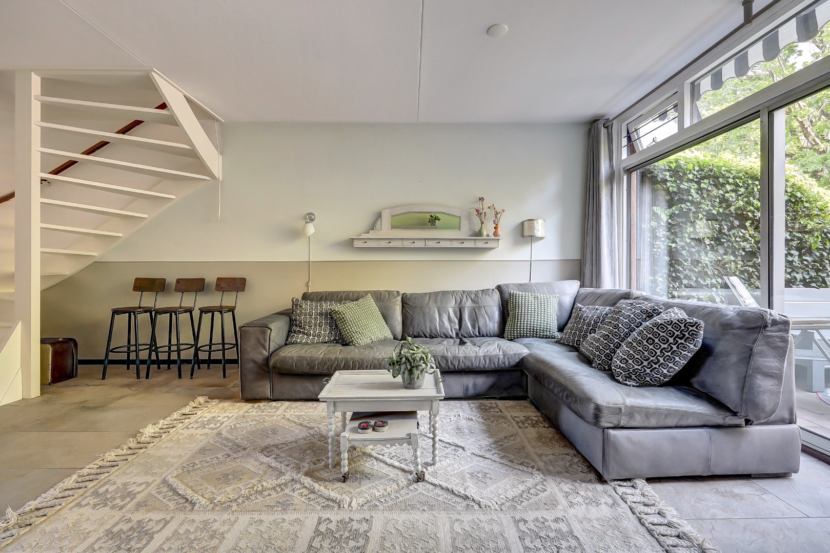 Goed onderhouden geschakelde  5-kamer woning, instapklaar, parkeerplaats, berging, zonnige tuin en gelegen in de zeer kindvriendelijke wijk Ommoord. 