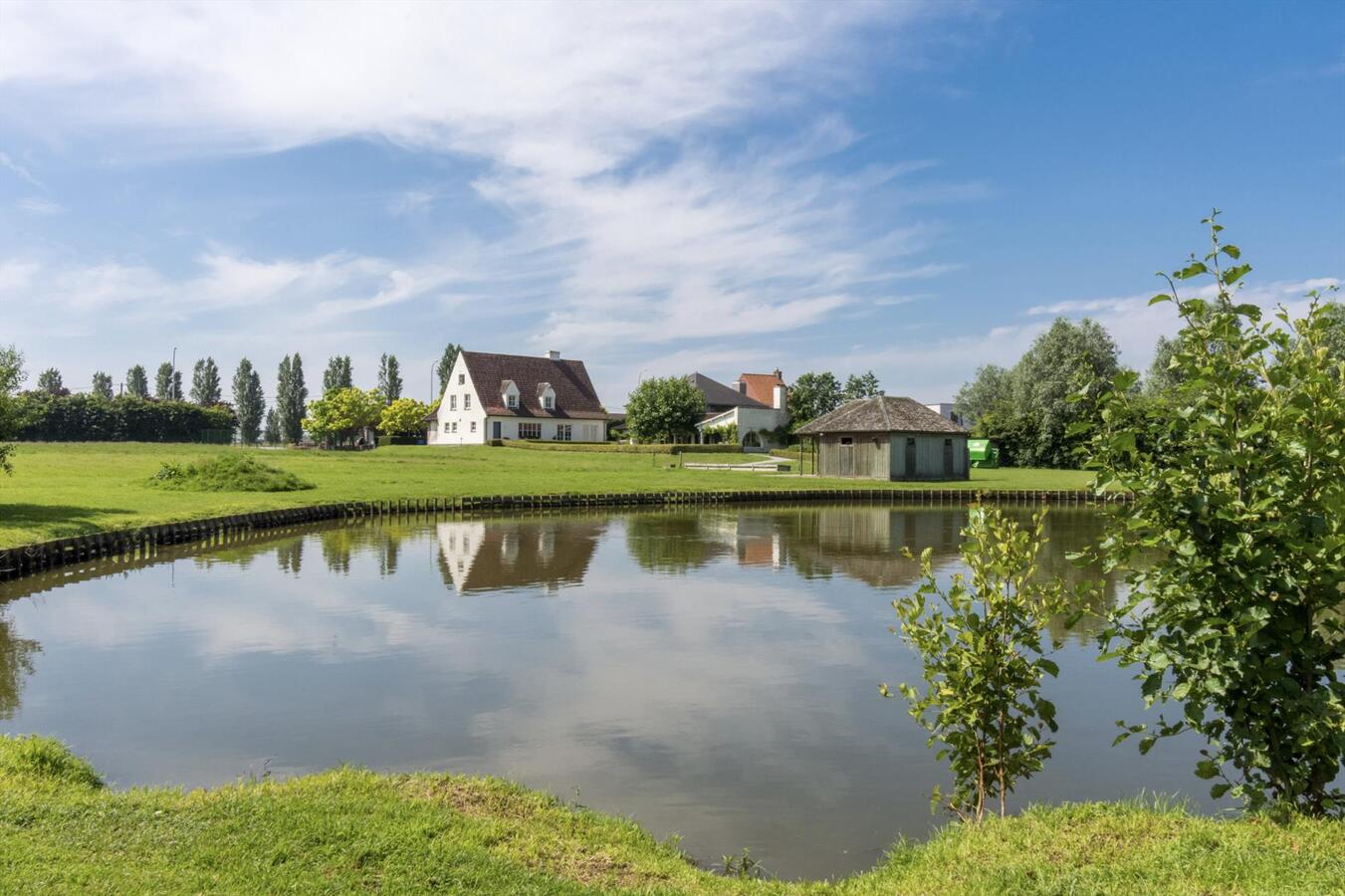 Exclusief landhuis met bijbouw op uniek natuurdomein 