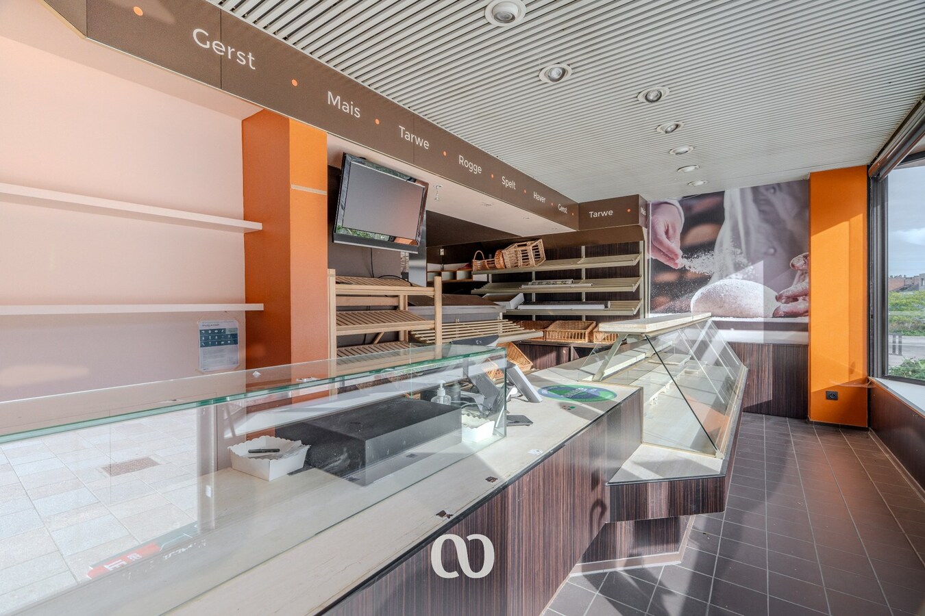 Handelspand met woonst en mogelijkheden in centrum Gavere 