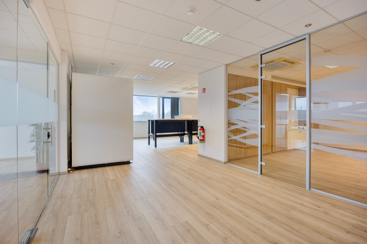 Kantoor te koop in het industriepark te Haasrode/Heverlee met 14 parkings - opp. 626 m² - verkoop van aandelen 