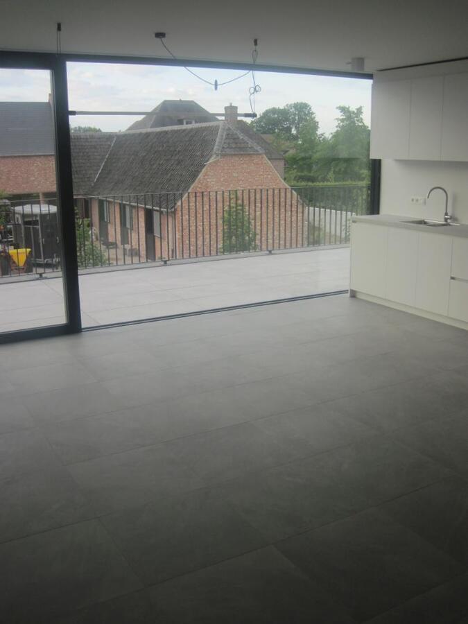 Penthouse-appartement met ruim terras. Geen vaste kosten. 