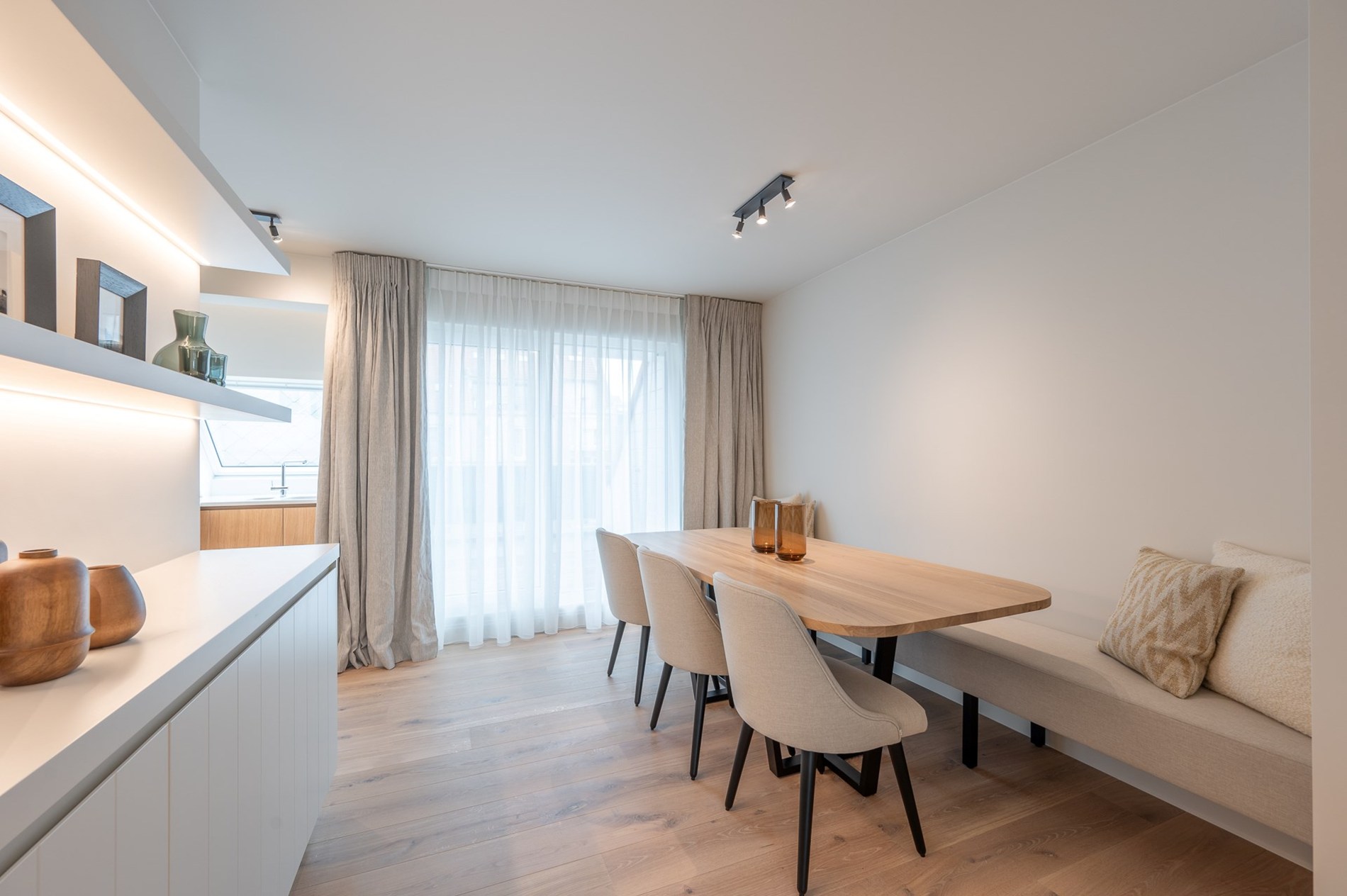 et strand.Magnifique appartement en duplex magnifiquement rénové avec vue latérale sur la mer, 2 chambres à coucher complètes, 2 grandes terrasses et un niveau de finition exceptionnel, situé à quelqu 