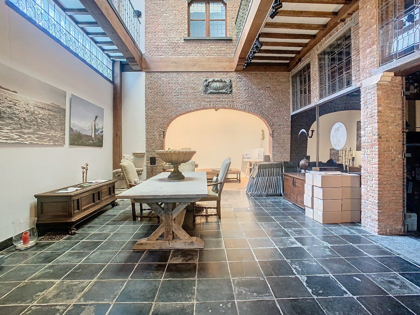 Handelsruimte 100m² in Hartje Antwerpen op steenworp van de Kathedraal. 