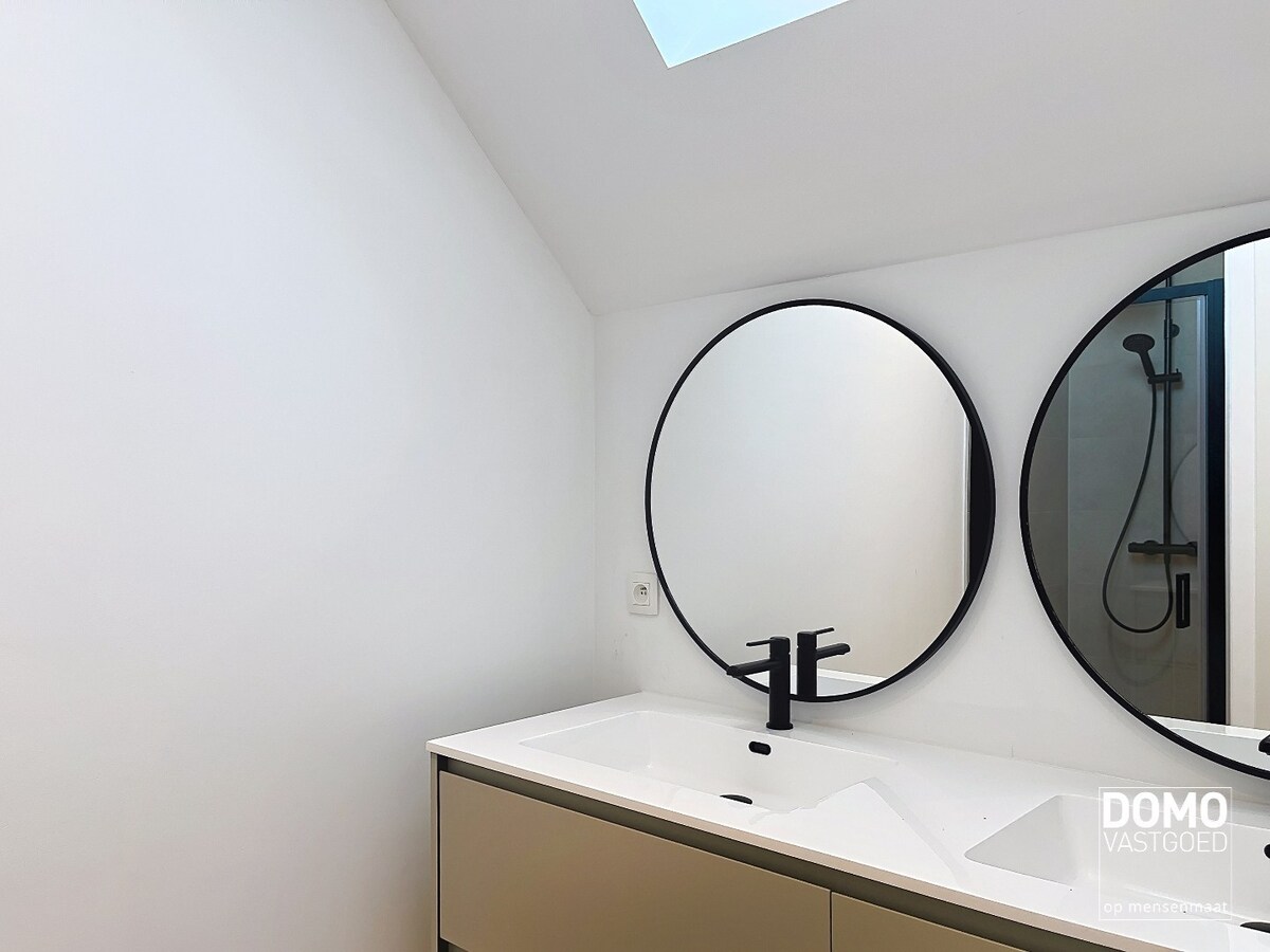 Instapklare totaalrenovatie met luxueuze afwerking, 4 slaapkamers en zuidgerichte tuin 