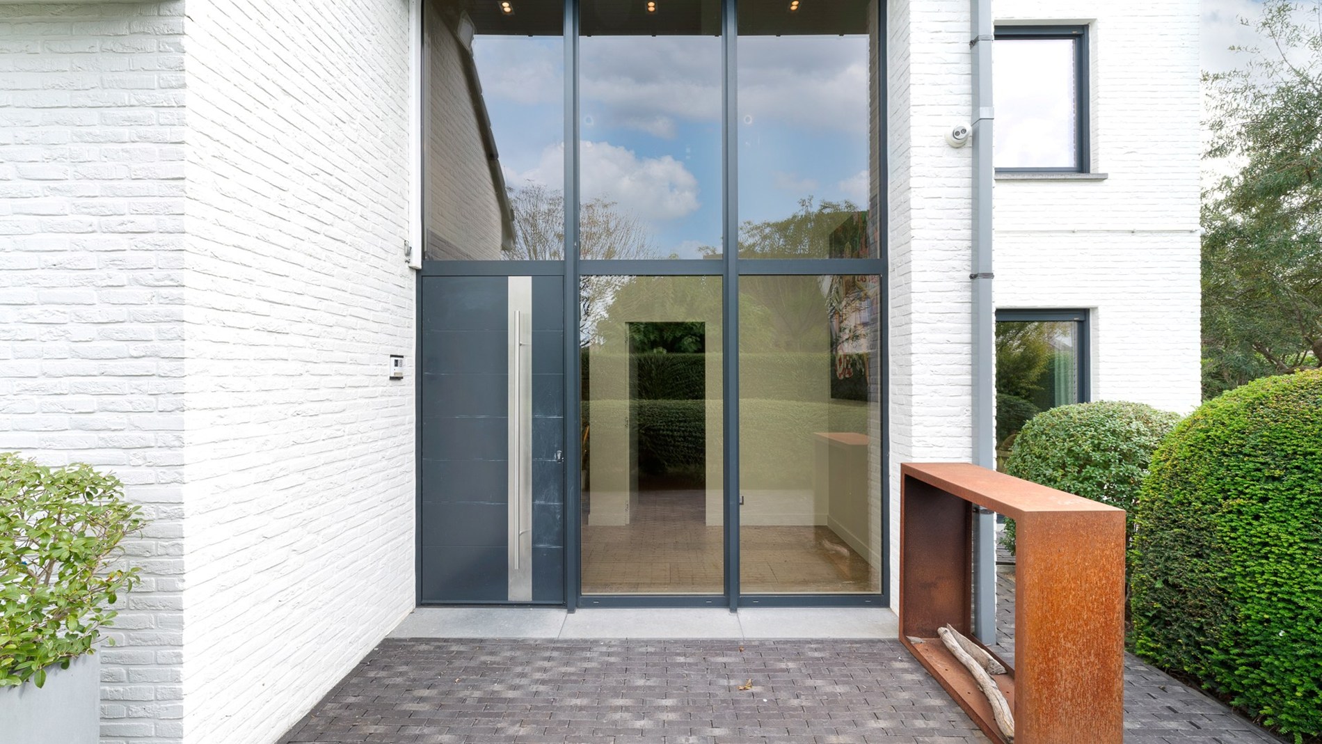 Schitterende villa met zwembad gelegen in residentiële wijk te Knokke. 