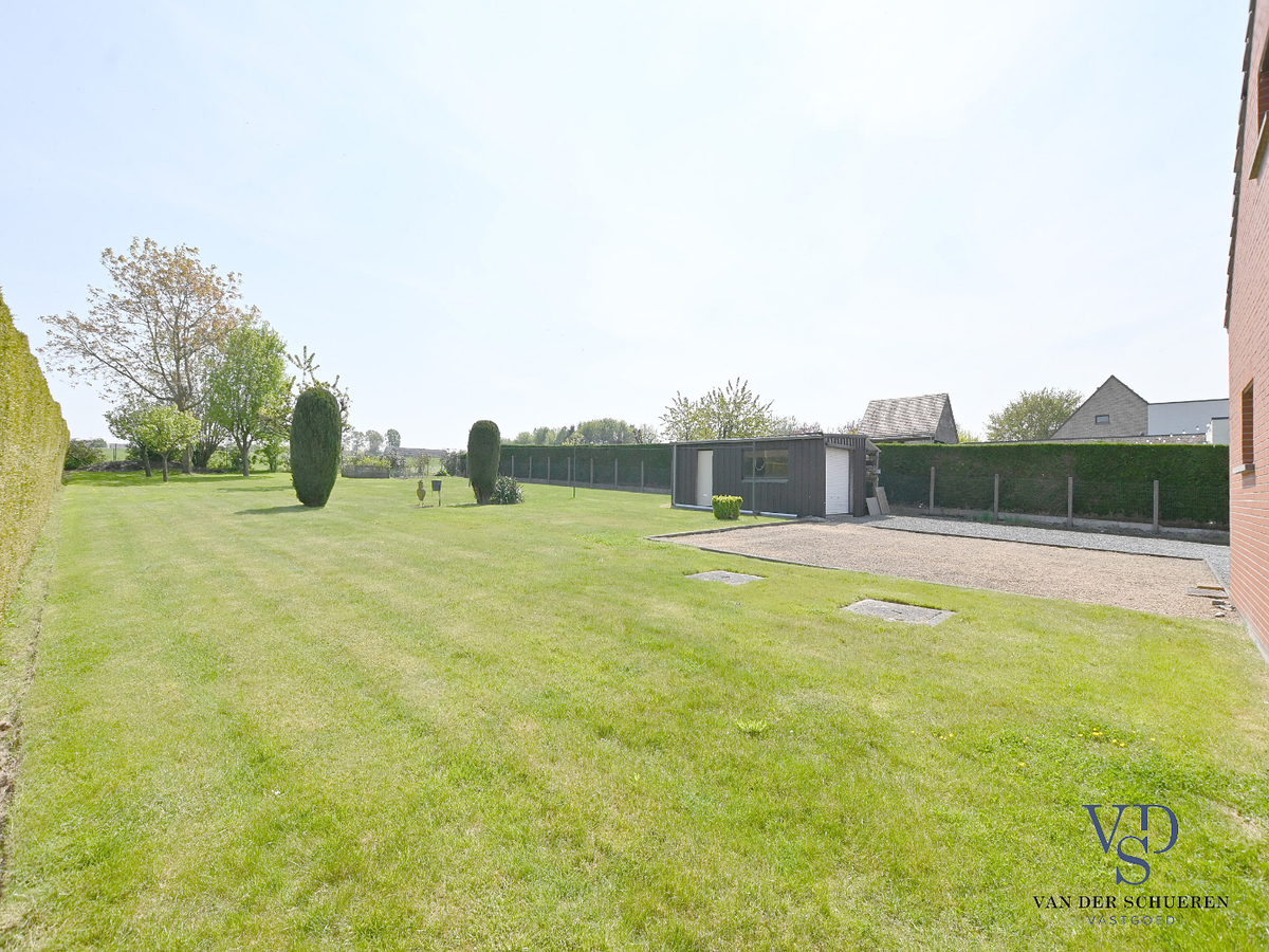 Bungalowwoning met mogelijkheden op een uniek perceel te Dikkelvenne. 