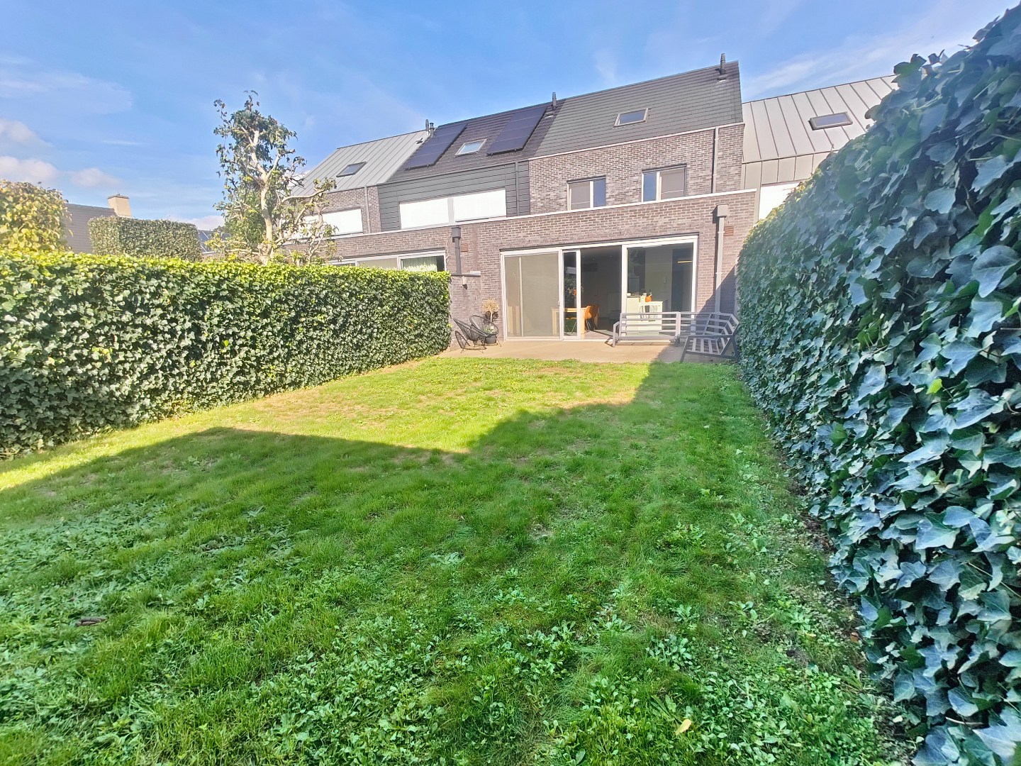 centraal gelegen woning met 3 slaapkamers en achterliggend tuin met terras 