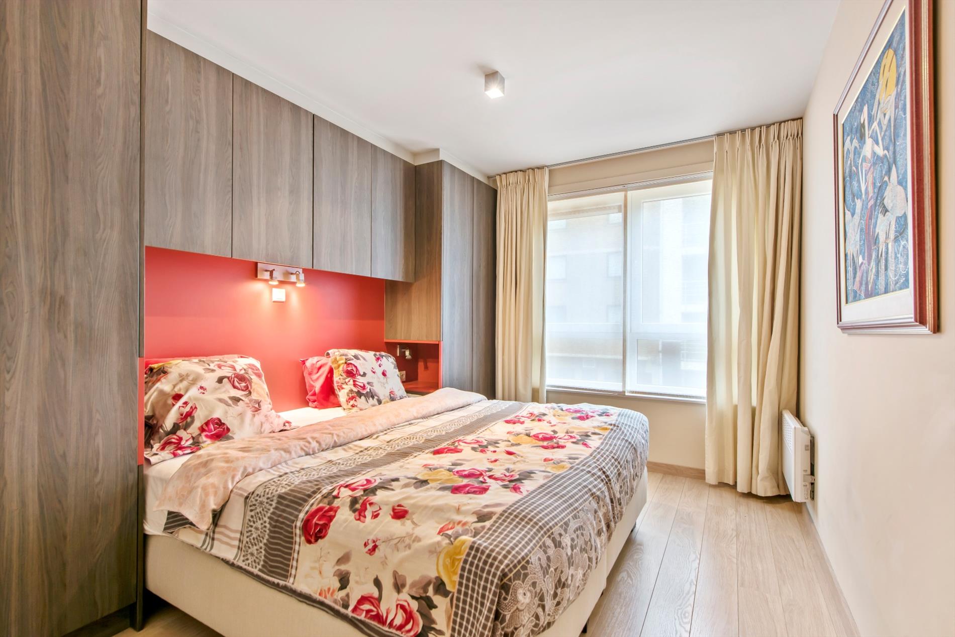Instapklaar bemeubeld 3 slaapkamer appartement met terras 