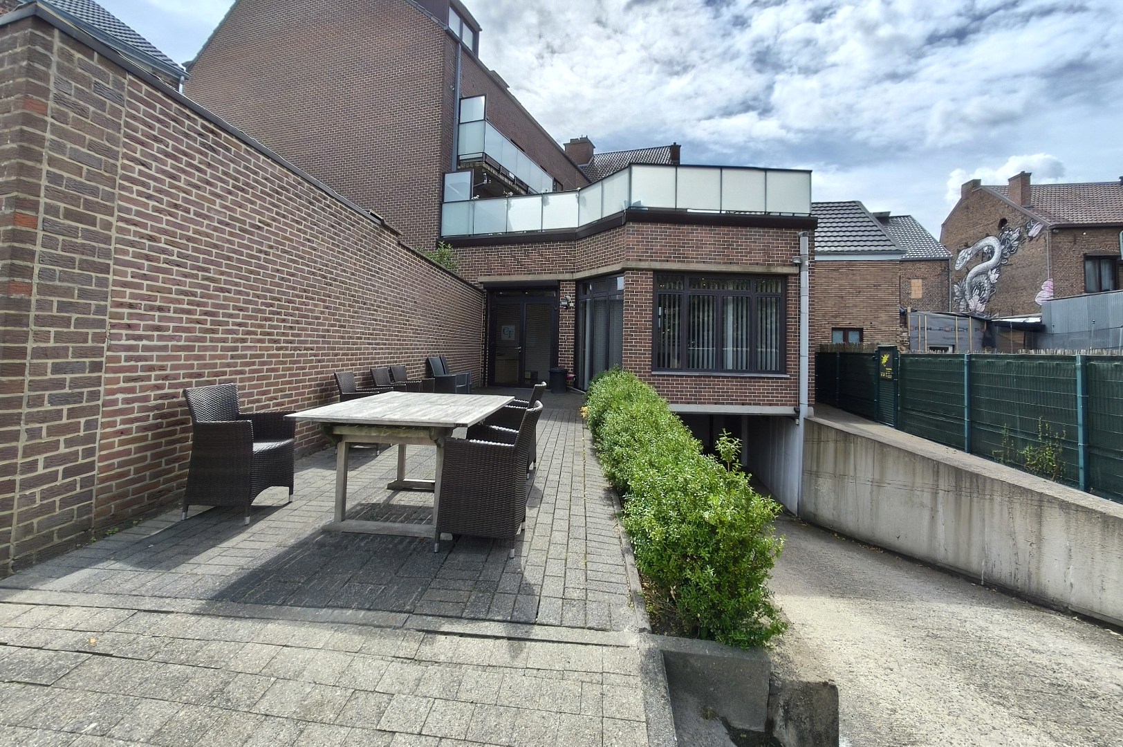 Modern en instapklaar kantoor (264 m²) in het centrum van Borgloon – inclusief 9 parkeerplaatsen 