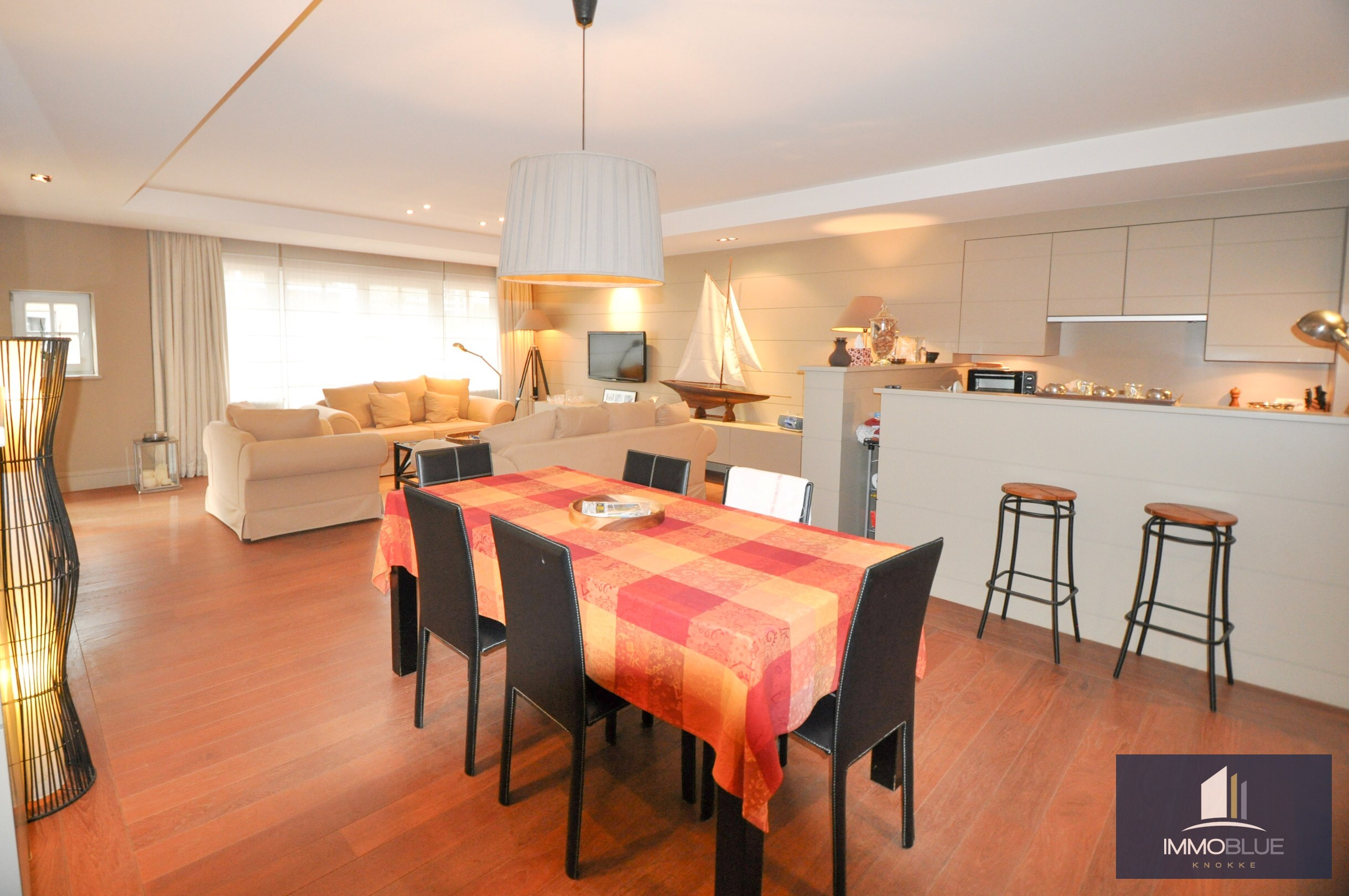 Appartement avec terrasse ensoleillée et garage intégré. 