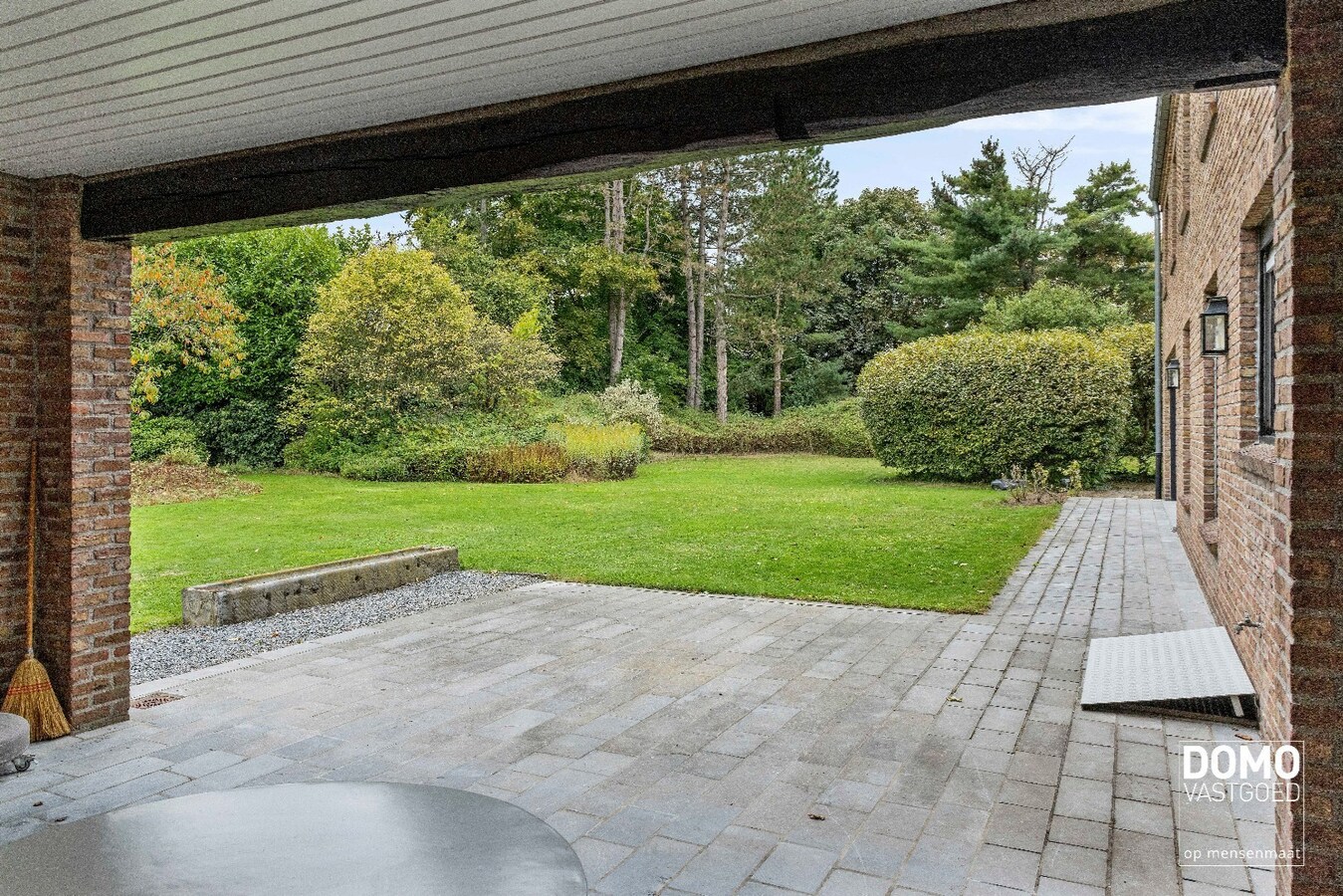 Exclusieve statige open bebouwing met zuid gerichte tuin in het centrum van Kermt (Hasselt) 