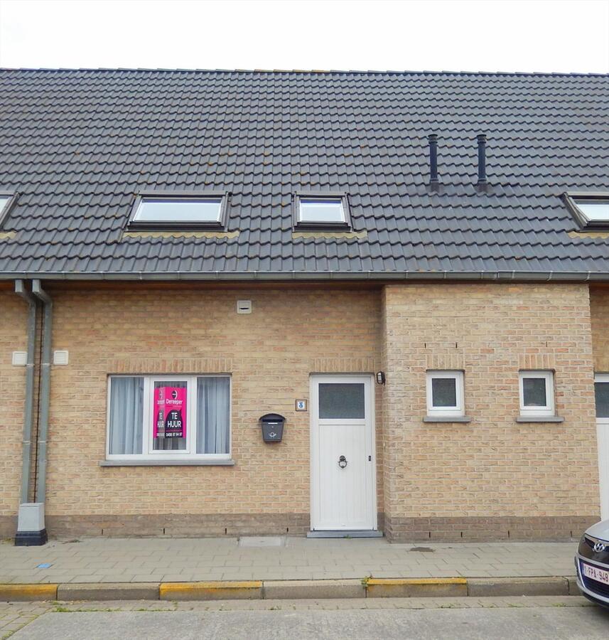 Recente rijwoning met garagebox te huur te Zandvoorde 