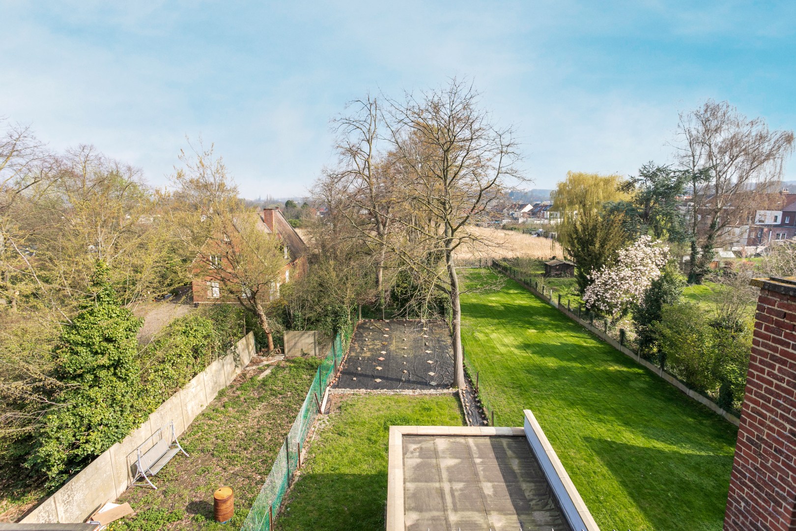 Handelshuis met woongedeelte, garage en tuin te Beersel 
