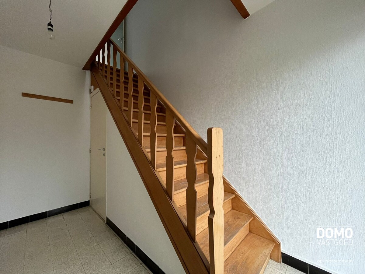 RUIME HALFOPEN WONING MET 3 SLAAPKAMERS IN LUMMEN 